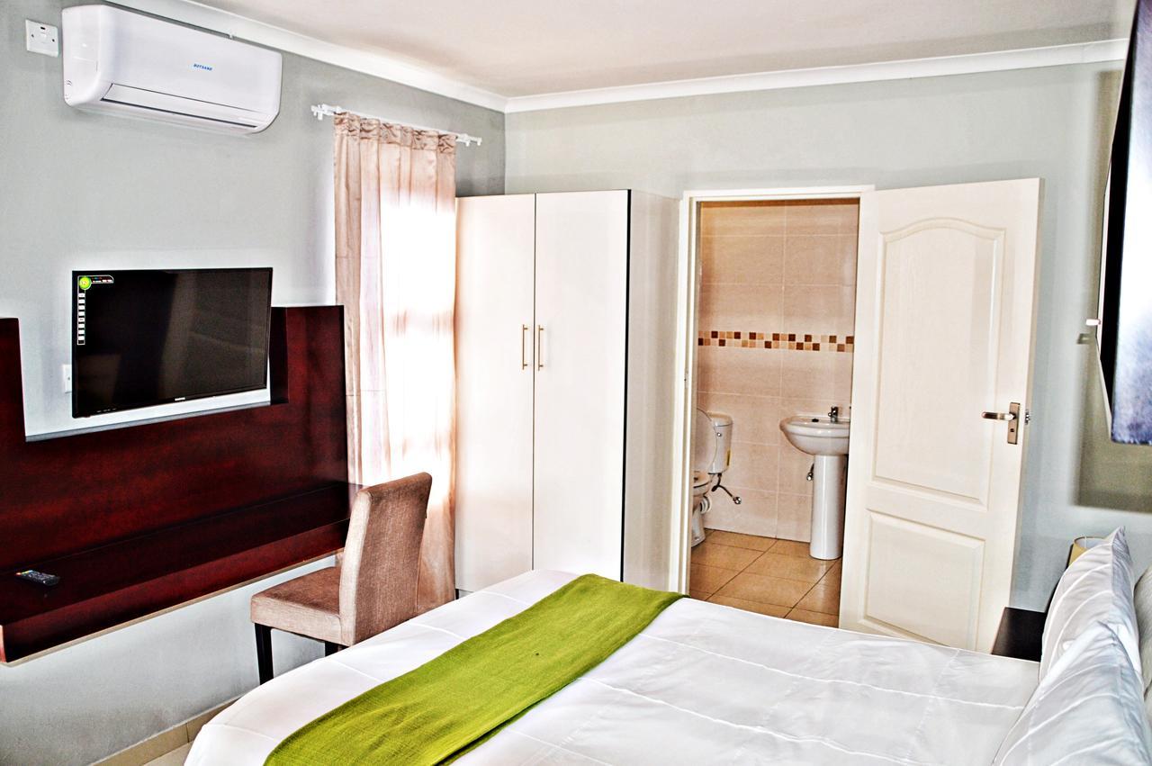 Bed and Breakfast Cosy Palms Габороне Экстерьер фото